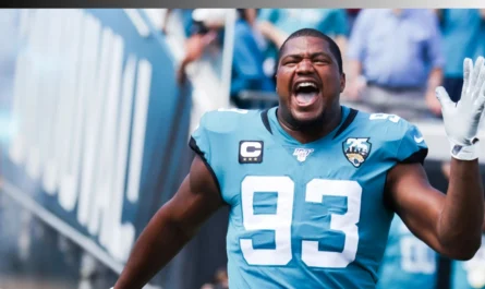 First 300 pound player in NFL